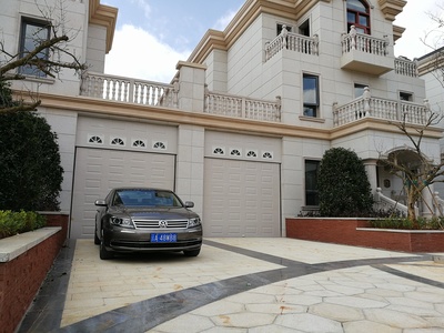 海顿采光窗车库门