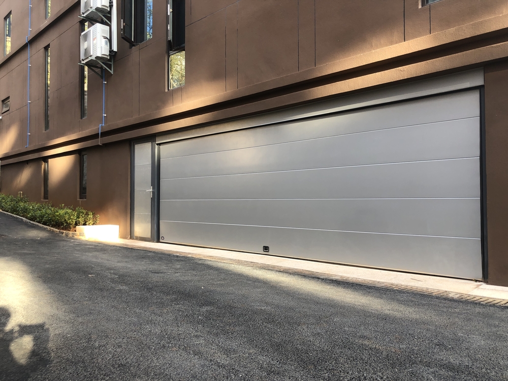 银白色车库门实拍
