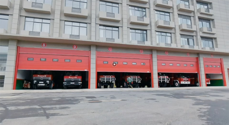 车库门被奥迪堵住消防紧急出警车主我以为消防站放假了